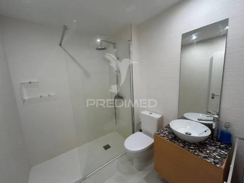 Duplex t2+2 renovado junto ao glicínias plaza – aveiro