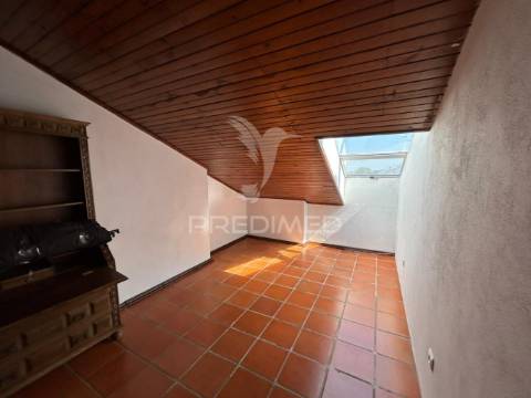 Duplex t2+2 renovado junto ao glicínias plaza – aveiro