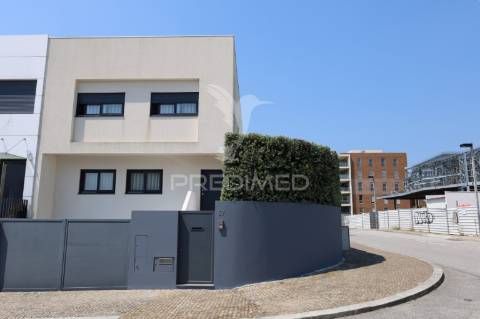 Vende-se moradia com piscina v3 leça palmeira praia