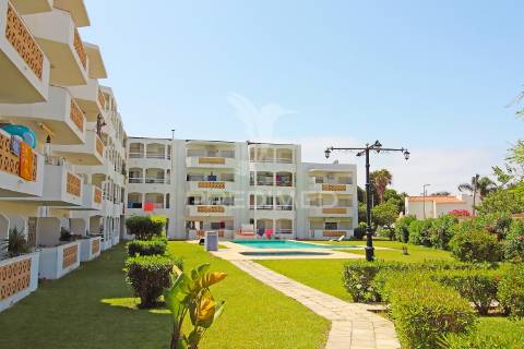 Apartamento t2 remodelado com piscina e estacionamento – areias de são joão, albufeira