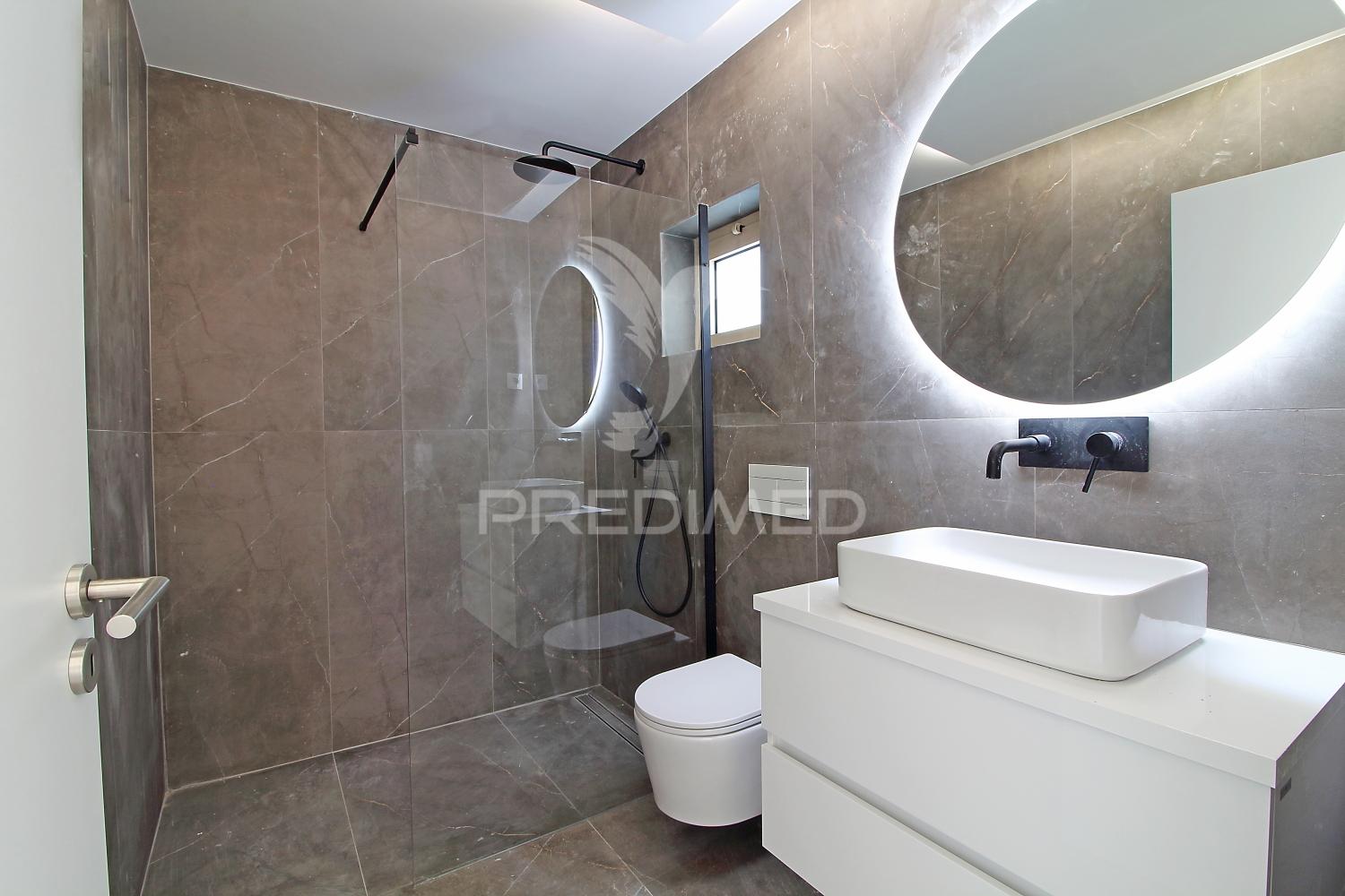 Apartamento t2 remodelado com piscina e estacionamento – areias de são joão, albufeira