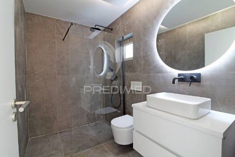 Apartamento t2 remodelado com piscina e estacionamento – areias de são joão, albufeira