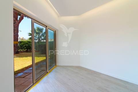 Apartamento t2 remodelado com piscina e estacionamento – areias de são joão, albufeira