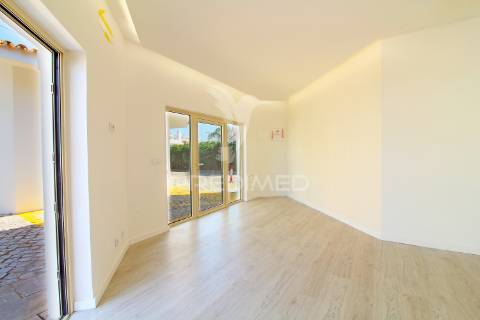 Apartamento t2 remodelado com piscina e estacionamento – areias de são joão, albufeira