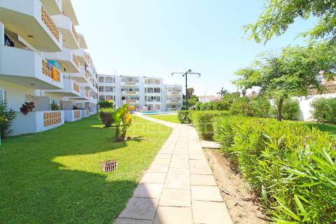 Apartamento t2 remodelado com piscina e estacionamento – areias de são joão, albufeira