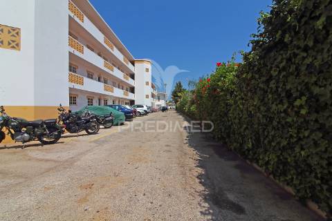 Apartamento t2 remodelado com piscina e estacionamento – areias de são joão, albufeira