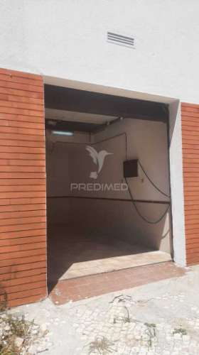 Garagem de rua ( 15 m² + 6 m² de mezzanine ) c./ água e electricidade