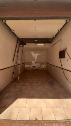 Garagem de rua ( 15 m² + 6 m² de mezzanine ) c./ água e electricidade