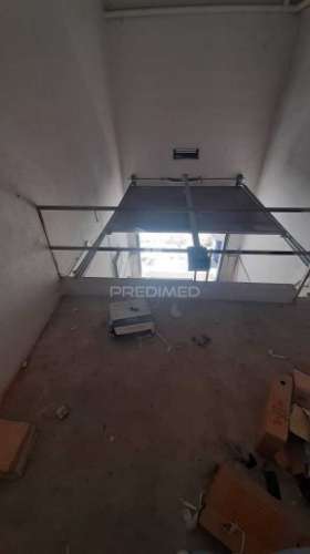 Garagem de rua ( 15 m² + 6 m² de mezzanine ) c./ água e electricidade