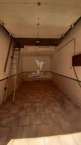 Garagem de rua ( 15 m² + 6 m² de mezzanine ) c./ água e electricidade