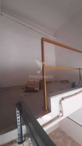 Garagem de rua ( 15 m² + 6 m² de mezzanine ) c./ água e electricidade