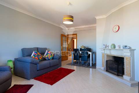 Apartamento t2  com suíte - santa marta do  pinhal - corroios - 340.000 €