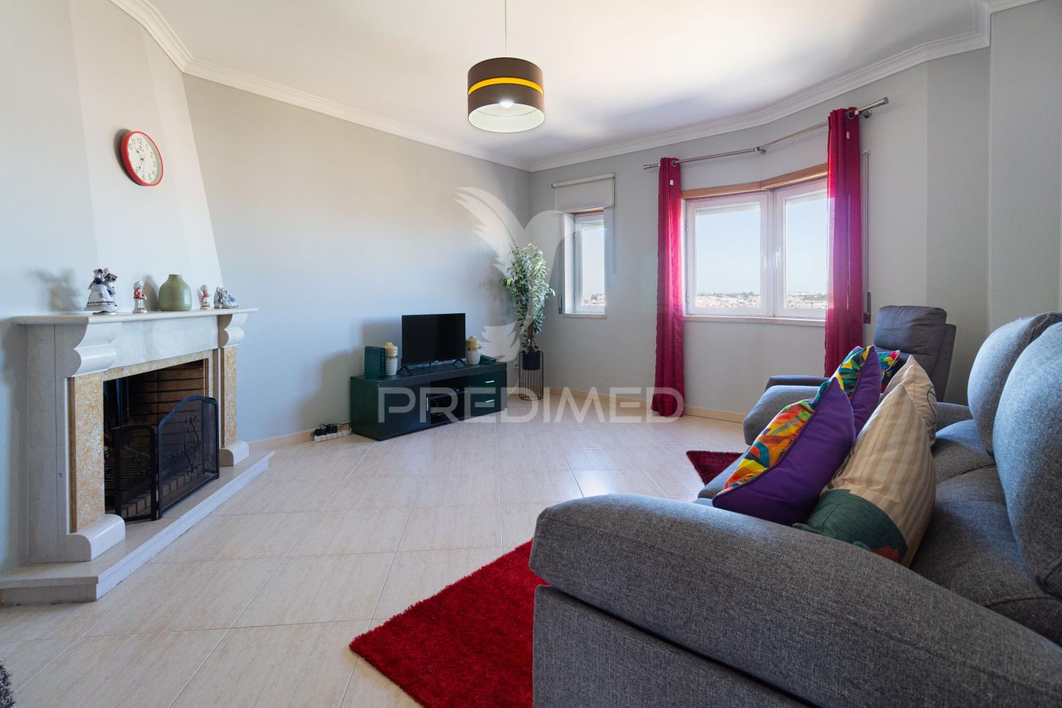 Apartamento t2  com suíte - santa marta do  pinhal - corroios - 340.000 €