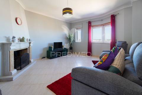 Apartamento t2  com suíte - santa marta do  pinhal - corroios - 340.000 €