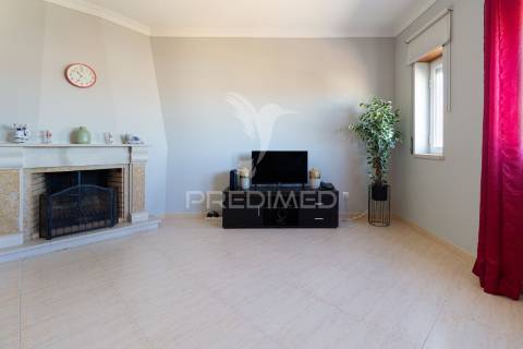 Apartamento t2  com suíte - santa marta do  pinhal - corroios - 340.000 €