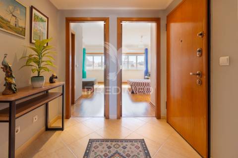 Apartamento t2  com suíte - santa marta do  pinhal - corroios - 340.000 €