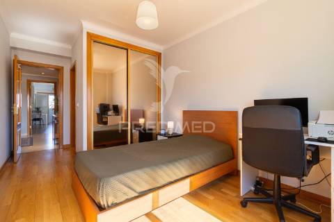 Apartamento t2  com suíte - santa marta do  pinhal - corroios - 340.000 €