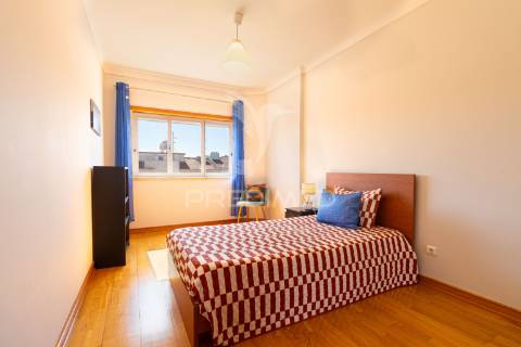 Apartamento t2  com suíte - santa marta do  pinhal - corroios - 340.000 €