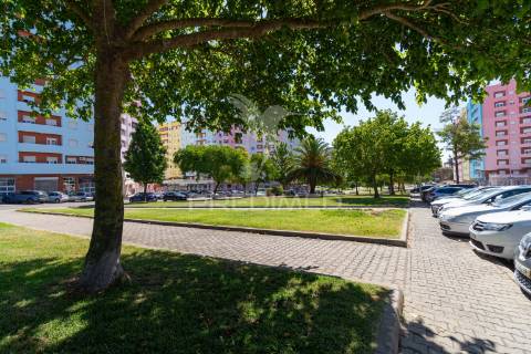 Apartamento t2  com suíte - santa marta do  pinhal - corroios - 340.000 €