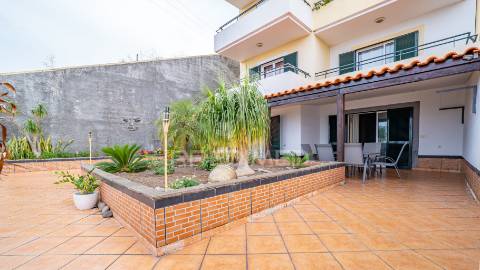 Apartamento t2+1 com espaço exterior e ambiente de moradia – caniço