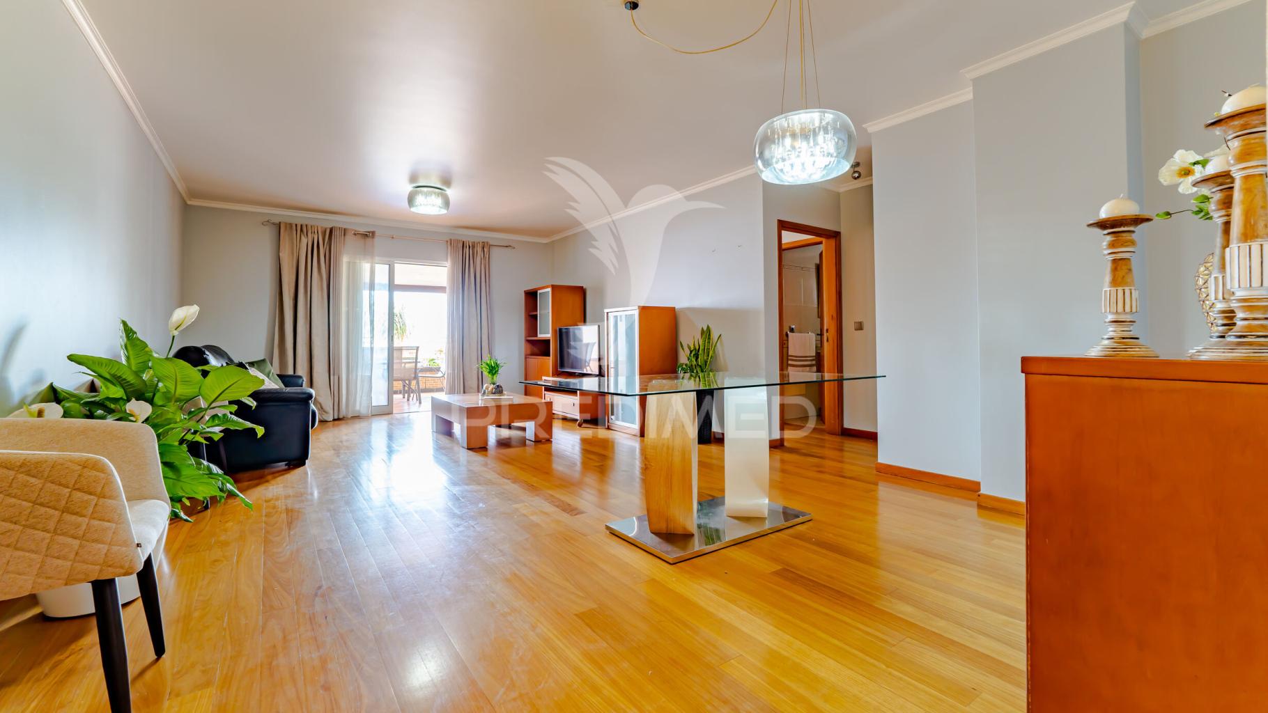 Apartamento t2+1 com espaço exterior e ambiente de moradia – caniço