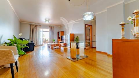 Apartamento t2+1 com espaço exterior e ambiente de moradia – caniço