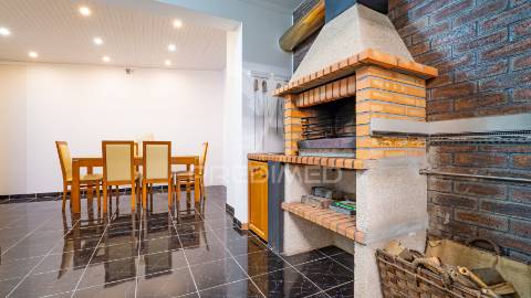 Apartamento t2+1 com espaço exterior e ambiente de moradia – caniço