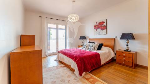 Apartamento t2+1 com espaço exterior e ambiente de moradia – caniço