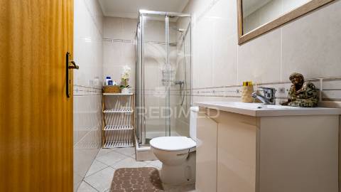 Apartamento t2+1 com espaço exterior e ambiente de moradia – caniço