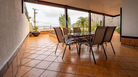 Apartamento t2+1 com espaço exterior e ambiente de moradia – caniço