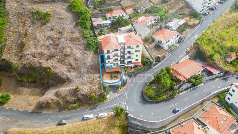Apartamento t2+1 com espaço exterior e ambiente de moradia – caniço