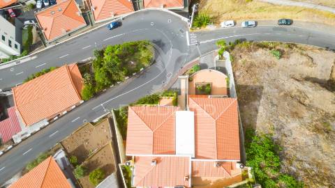 Apartamento t2+1 com espaço exterior e ambiente de moradia – caniço