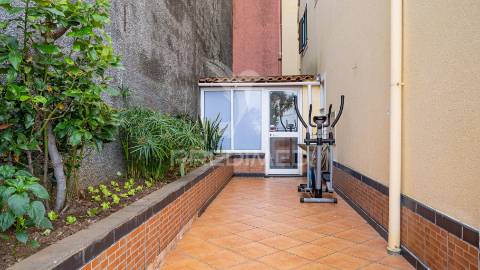 Apartamento t2+1 com espaço exterior e ambiente de moradia – caniço