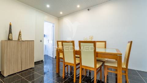 Apartamento t2+1 com espaço exterior e ambiente de moradia – caniço