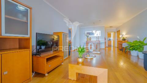 Apartamento t2+1 com espaço exterior e ambiente de moradia – caniço