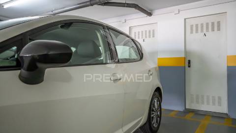 Apartamento t2+1 com espaço exterior e ambiente de moradia – caniço