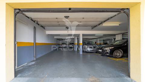 Apartamento t2+1 com espaço exterior e ambiente de moradia – caniço