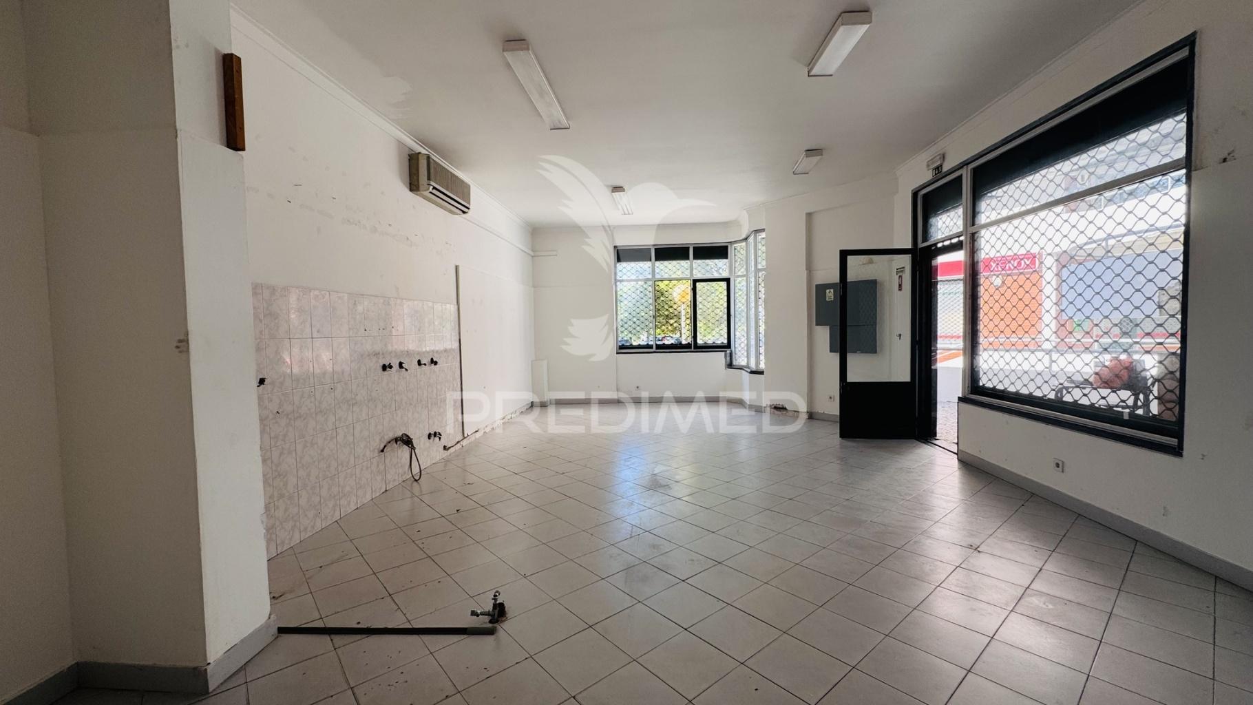 Loja com 71 m² no pragal – perto do tribunal judicial de almada