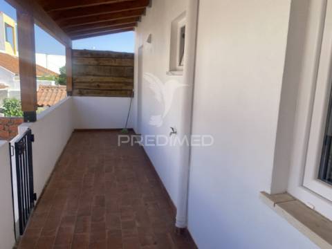 Moradia t3 com terraço em santiago do cacém