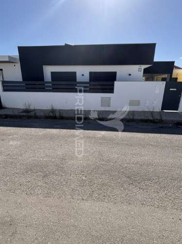 Moradia isolada semi nova  sala 50 m 2 acabamentos luxo