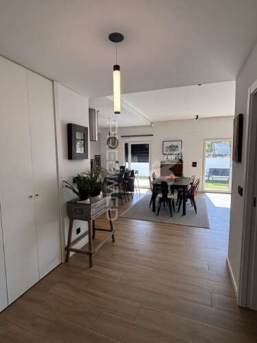 Moradia isolada semi nova  sala 50 m 2 acabamentos luxo
