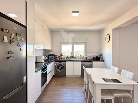 T2 remodelado, vista fantástica e garagem box - moita redonda, fátima
