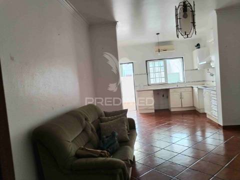 T1 com logradouro para arrendamento - almeirim
