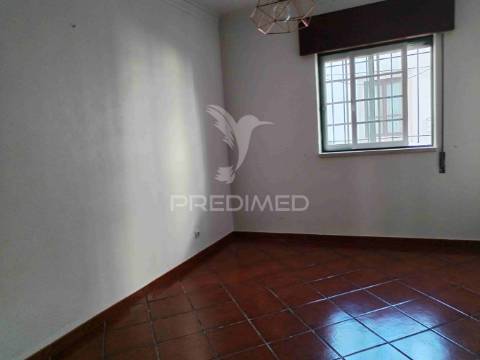 T1 com logradouro para arrendamento - almeirim
