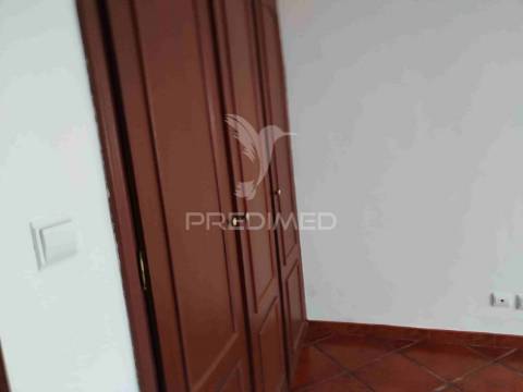 T1 com logradouro para arrendamento - almeirim