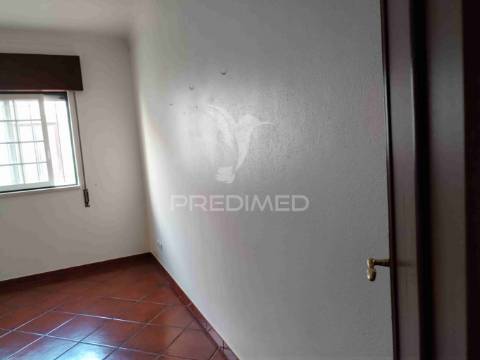 T1 com logradouro para arrendamento - almeirim