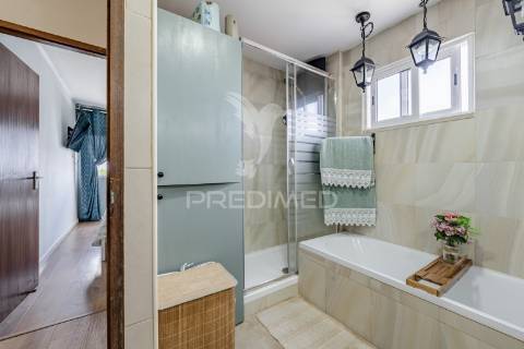 T3 renovado no afonsoeiro  – suite, escritório e vista única