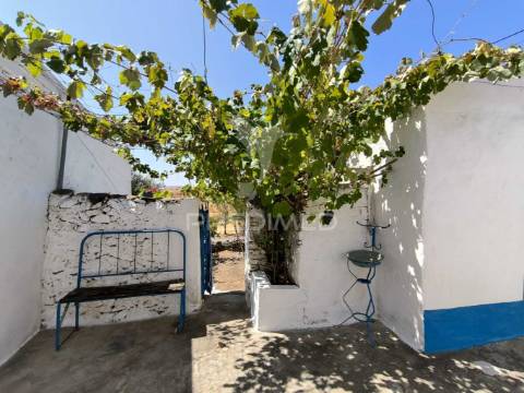 Moradia t1 com quintal na mesquita, baixo alentejo