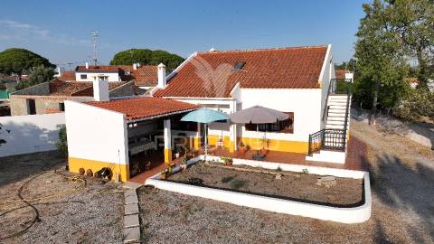Terreno com duas moradias em melides