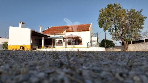 Terreno com duas moradias em melides
